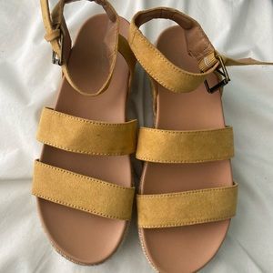 Universal Thread yellow wedge sandle